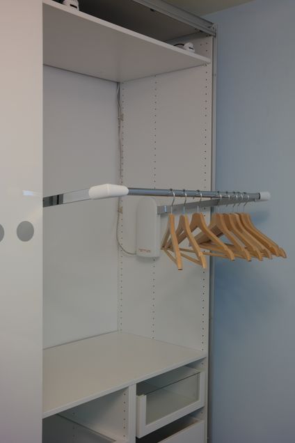 Garderobenlift mit ausgefahrener Kleiderstange