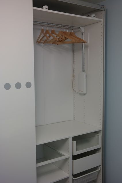 Garderobenlift mit eingefahrener Kleiderstange
